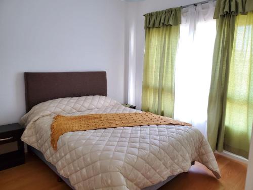 1 dormitorio con 1 cama con edredón blanco en Moderno y luminoso departamento en Villa Urquiza en Buenos Aires