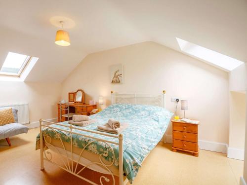 Un dormitorio con una cama en un ático en 1 Bed in Bala 89369, en Llandderfel