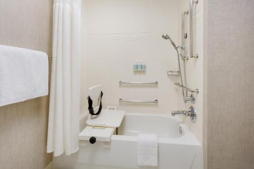 y baño blanco con lavabo y ducha. en Residence Inn San Jose South/Morgan Hill en Morgan Hill