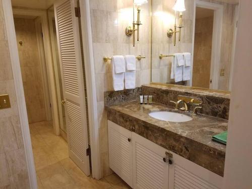 Brooks Beach Vacations 4 star Wyndham Resort 2003 Waikiki_3