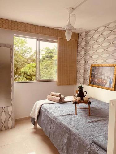 a bedroom with a large bed and a window at Apartamento 2 quartos Rio Centro - Barra Olímpica in Rio de Janeiro