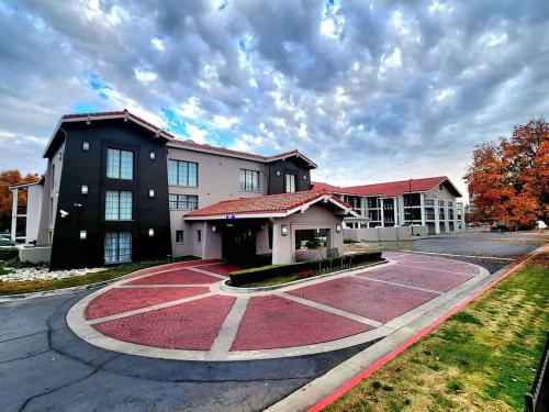 ein Gebäude mit einem roten Teppich in der Mitte einer Straße in der Unterkunft La Quinta Inn by Wyndham Fresno Yosemite in Fresno