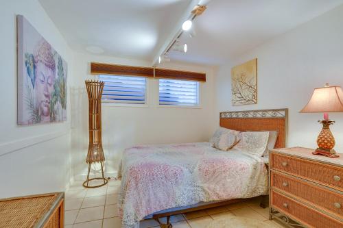 a bedroom with a bed and a dresser and a lamp at Sun-Dappled Aiea Apartment 11 Mi to Beach! in Aiea