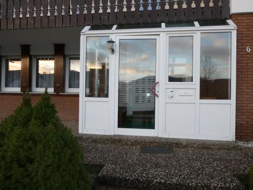 una puerta blanca en el lateral de una casa en FeWo Ruhe, en Olsberg