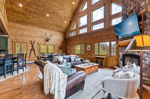 Χώρος καθιστικού στο Beautiful Log Cabin! Hot-Tub, Bonfire & Private Yet 4 Mins to Downtown!