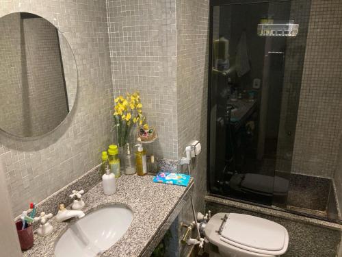 Vonios kambarys apgyvendinimo įstaigoje Quarto privativo em apartamento