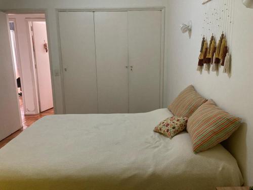 Posteľ alebo postele v izbe v ubytovaní Quarto privativo em apartamento