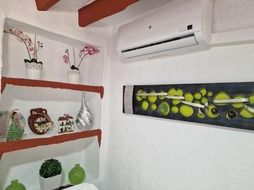 una habitación con una pared con una pintura de fruta. en Alora Sweet Home en Alora