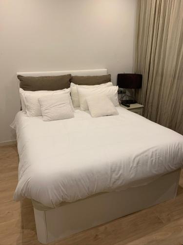 バルセロナにあるHabitación doble con baño privado en Barcelonaの大型ベッド(白いシーツ、枕付)