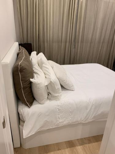 a bed with white sheets and pillows on it at Habitación doble con baño privado en Barcelona in Barcelona