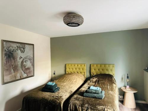 um quarto com 2 camas individuais e cobertores a condizer em Bed and breakfast aan de grens em Lanaken