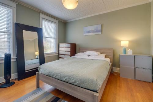 een slaapkamer met een bed, een dressoir en een spiegel bij Modern DC Vacation House - 2 Mi to National Mall! in Washington