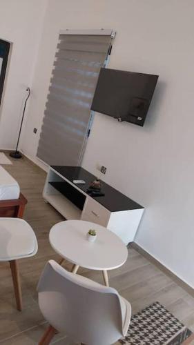 Televisyen dan/atau pusat hiburan di Appartement la Grâce