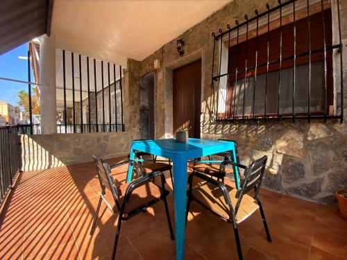 d'une table bleue et de deux chaises sur un balcon. dans l'établissement Beach House close to Alicante and Airport - Apartamento Completo, à Santa Pola
