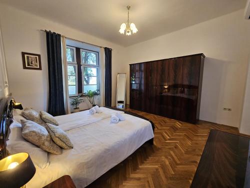 ein Schlafzimmer mit einem großen Bett mit Kissen darauf in der Unterkunft Villa Münz Apartment Franz in Pula