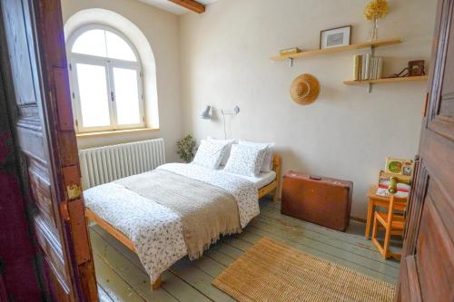 Voodi või voodid majutusasutuse Retro & Romantic 2BR Gem in Spa Center! toas