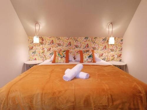 une chambre avec un grand lit avec deux oreillers dans l'établissement La Petite Maison Rose, à Paimpol