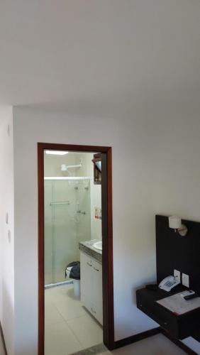 uma casa de banho com um chuveiro, um lavatório e um espelho. em Villas do Pratagy Resort, Andar Superior em Maceió