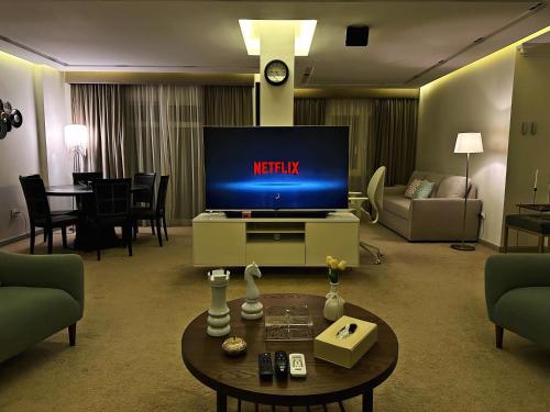 una sala de estar con TV con las palabras netflix en The Arabella House - Madinaty, en Madinaty