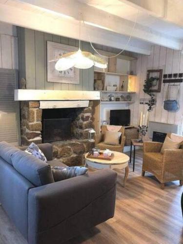 un salon avec un canapé et une cheminée dans l'établissement La Petite Maison Rose, à Paimpol