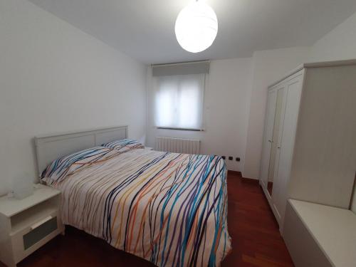 um quarto branco com uma cama e uma janela em Casa Aguiar em Zamora