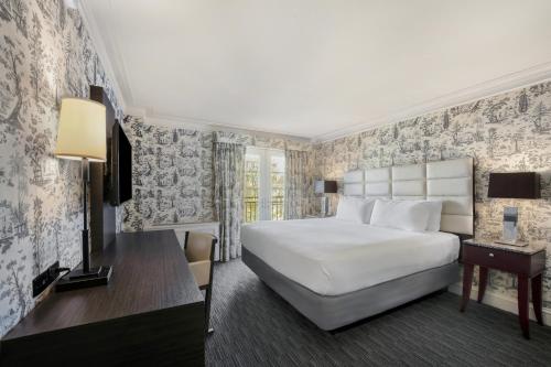 une chambre d'hôtel avec un lit, un bureau et une sidx dans l'établissement The Normandy Hotel, à Washington
