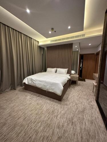 um quarto com uma cama grande num quarto em شقة فاخرة في برج جلامور em Riyadh