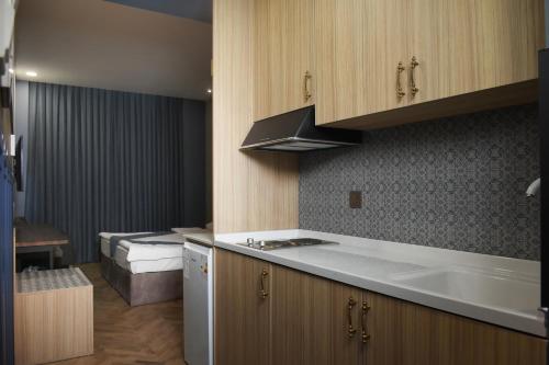 A kitchen or kitchenette at Asenappar Hotel