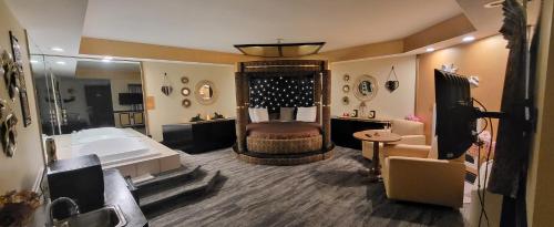 uma grande casa de banho com uma grande banheira e uma cama em Inn of the Dove - Romantic Luxury Suites with Jacuzzi & Fireplace at Harrisburg-Hershey-Philadelphia, PA em Harrisburg