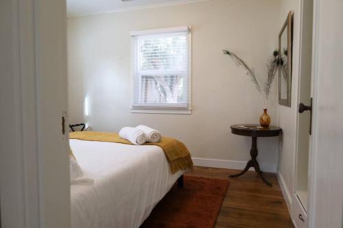 een slaapkamer met een bed met twee handdoeken erop bij The Stardust Cottage Near Downtown Klamath Falls in Klamath Falls