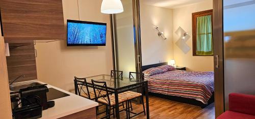 Cette petite chambre comprend une table et un lit. dans l'établissement A bordo pista - Val di Luce, à Abetone