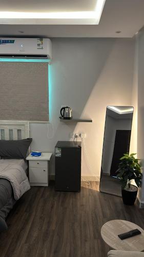 Schlafzimmer mit einem Bett und einem Flachbild-TV in der Unterkunft استديو رائع بدخول ذكي in Riad