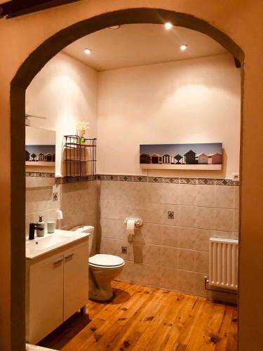 une salle de bain avec toilettes et lavabo dans l'établissement Chambres d'Hôtes Bastia et Bonifacio, à Retiers