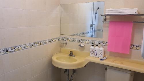 W łazience znajduje się umywalka i lustro. w obiekcie SM Resortel w mieście Goheung