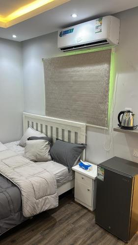 ein kleines Schlafzimmer mit einem Bett und einer Apertur in der Unterkunft استديو رائع بدخول ذكي in Riad
