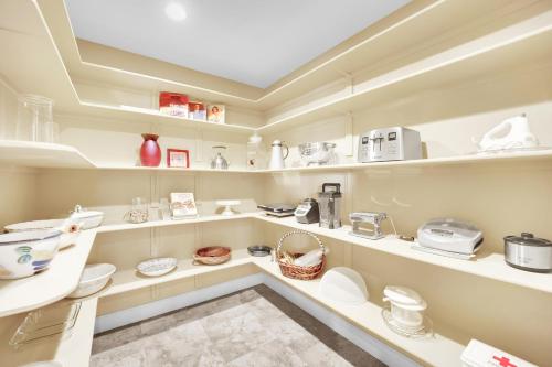 una cocina con estanterías blancas y electrodomésticos blancos en Oasis Retreat at Henderson Greens, en Las Vegas