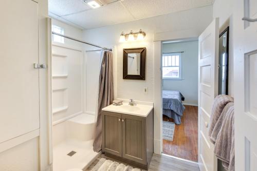 y baño con lavabo y ducha. en Cute Bridgeport Home Near Courthouse and Jail Rock!, en Bridgeport