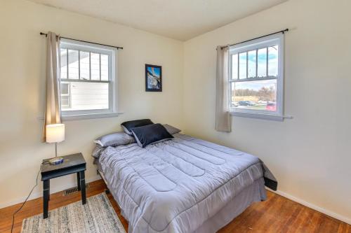 1 dormitorio con 1 cama y 2 ventanas en Cute Bridgeport Home Near Courthouse and Jail Rock!, en Bridgeport