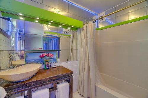 ein Bad mit einem Waschbecken und einer Dusche in der Unterkunft Colorful Poipu Condo with Expansive Ocean Views! in Koloa