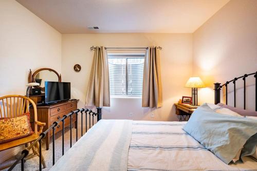 Katil atau katil-katil dalam bilik di Meandering Moose Apartment Vacation Rental