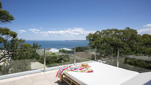 een balkon met uitzicht op de oceaan bij Sweeping Ocean Views From Killcare To Palm Beach in Killcare
