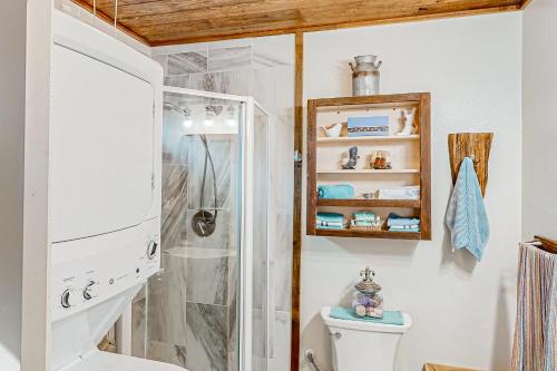 ソノラにあるTwo Canoeのシャワーとトイレ付きのバスルーム