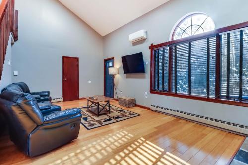 Lake Access and Private Hot Tub at Poconos Home!にあるテレビまたはエンターテインメントセンター