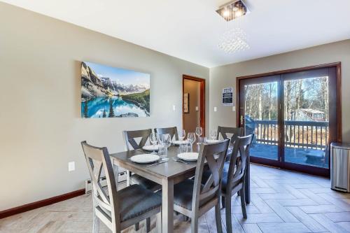 White HavenにあるLake Access and Private Hot Tub at Poconos Home!のギャラリーの写真