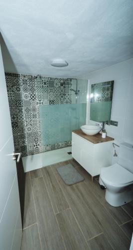 a bathroom with a toilet and a sink and a tub at Casita Las Toscas in La Matanza de Acentejo