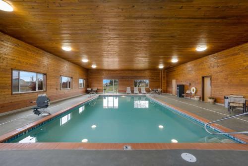 a large indoor swimming pool with a wooden ceiling at Best Western Hermiston Inn in Hermiston