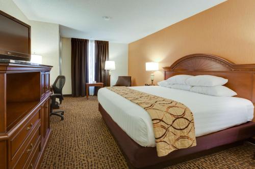 Ένα ή περισσότερα κρεβάτια σε δωμάτιο στο Pear Tree Inn St. Louis Fenton