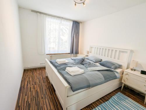 ein Schlafzimmer mit einem großen weißen Bett mit blauen Kissen in der Unterkunft 110m2 apartment in Graz-Saint Peter - free parking in Graz