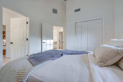 Exciting Valrico Villa with Private Pool and Game Roomにあるベッド