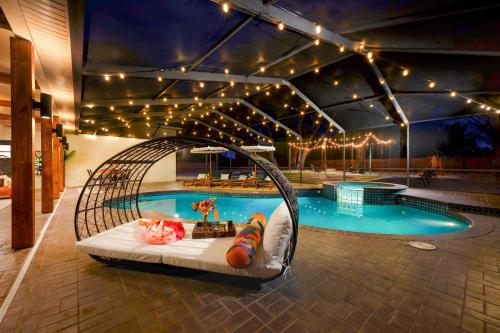 Exciting Valrico Villa with Private Pool and Game Roomの敷地内または近くにあるプール